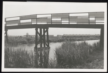 VHP002000206_0001 Brug over de Beemster Ringvaart, in de volksmond ook wel het zwembadbruggetje genoemd.