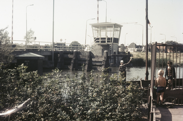 VHP003000012_0021 De Beemsterbrug lag over de Beemsterringvaart en was vanaf de Wagenbeurs de toegang naar de Beemster. ...