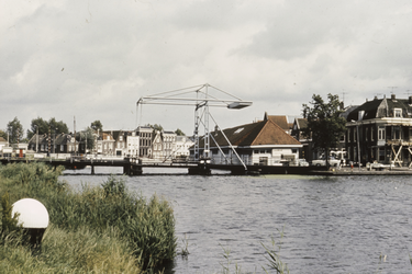 VHP003000012_0022 De Beemsterbrug lag over de Beemsterringvaart en was vanaf de Wagenbeurs de toegang naar de Beemster. ...