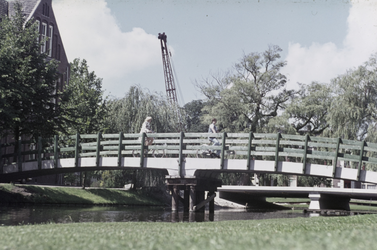 VHP003000016_0003 In 1905 is de zogenaamde Postbrug gebouwd, waarmee een nieuwe woonwijk in Purmerend Zuid werd ...