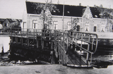 VHP003000084_0002 Omdat het noorden van Noord Holland hoger ligt dan het zuiden (Waterland) is ook de waterhoogte hier ...
