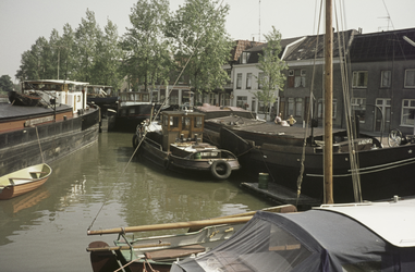 VHP003000084_0005 Omdat het noorden van Noord Holland hoger ligt dan het zuiden (Waterland) is ook de waterhoogte hier ...