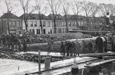 VHP003000084_0015 Omdat het noorden van Noord Holland hoger ligt dan het zuiden (Waterland) is ook de waterhoogte hier ...