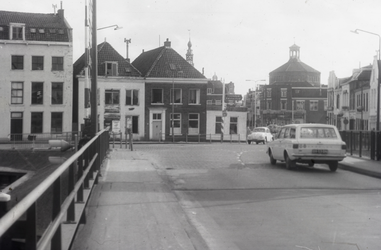 VHP003000084_0006 Omdat het noorden van Noord Holland hoger ligt dan het zuiden (Waterland) is ook de waterhoogte hier ...