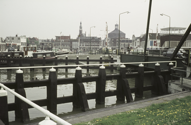 VHP003000084_0007 Omdat het noorden van Noord Holland hoger ligt dan het zuiden (Waterland) is ook de waterhoogte hier ...