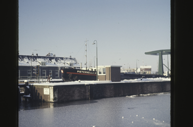 VHP003000084_0010 Omdat het noorden van Noord Holland hoger ligt dan het zuiden (Waterland) is ook de waterhoogte hier ...
