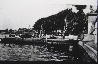 VHP003000087_0008 Bij de aanleg van het Noordhollands Kanaal in 1822 verviel het bruggetje naar de Purmerender Gouw. ...