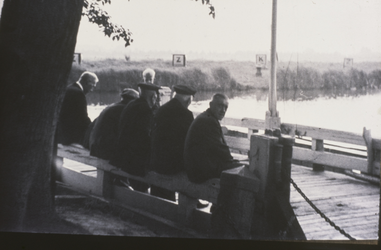 VHP003000087_0009 Bij de aanleg van het Noordhollands Kanaal in 1822 verviel het bruggetje naar de Purmerender Gouw. ...