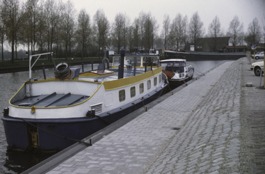 VHP003000087_0012 Schepen in het Noordhollands Kanaal, aan de kade van het Tramplein