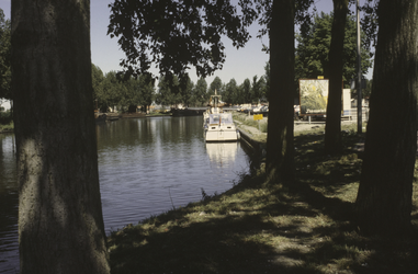VHP003000087_0013 Plezierjacht aan de kade van het Noordhollands Kanaal