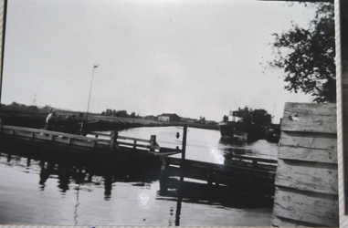 VHP003000087_0041 Bij de aanleg van het Noordhollands Kanaal in 1822 verviel het bruggetje naar de Purmerender Gouw. ...