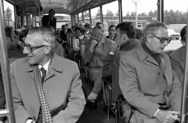 RJ000000591 Burgemeester Van Burg en ir. F.J. de Vos, hoofdingenieur-directeur van Rijkswaterstaat op weg om het nieuwe ...