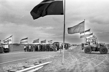 RJ000000646 Vlaggen wapperen bij de openstelling van een gedeelte van Rijksweg 7 door de Wijdewormer. (NNC 04-06-1976)
