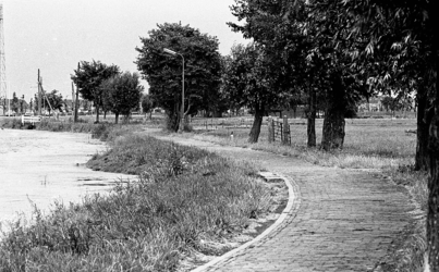 RJ000000990 Het Edammerpad tussen Edam en Volendam.(NNC 21 juli 1976)