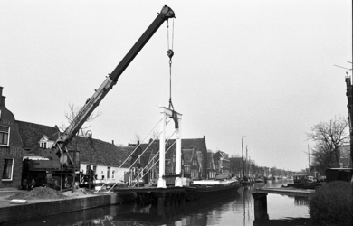 RJ000000434 De vernieuwde Baanbrug wordt weer opgebouwd. (NNC 26-03-1976)