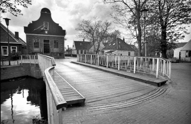 RJ000000485 De Raadhuisbrug in Broek in Waterland die binnenkort een versteviging gaat krijgen, zodat zwaarder verkeer ...
