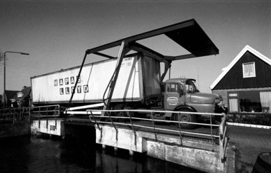 RJ000000488 En vrachtwagen vernielt de bovenbouw van een brug op het Noordeinde in Oostzaan. (NNC 21-04-1976)