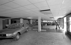 RJ000000535 Het interieur van de nieuwe garage van Jorritsma aan de Wagenweg. (NNC 14-04-1976)