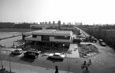 RJ000000536 Het nieuwe pand van Garage Jorritsma aan de Wagenweg. (NNC 14-04-1976)