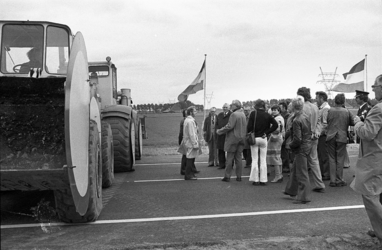 RJ000000590 ir. F.J. de Vos, hoofdingenieur-directeur van Rijkswaterstaat geeft opdracht de schovels te verwijderen die ...