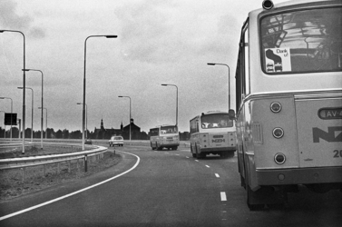 RJ000000647 Bussen met genodigden rijden over het nieuwe tracee van Rijksweg 7 bij Purmerend. (NNC 04-06-1976)