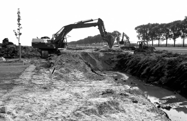 RJ000000703 Door de sloot langs de Jaagweg te dempen wordt er een aansluiting met de Churchulllaan gemaakt. (NNC 18-08-1976)