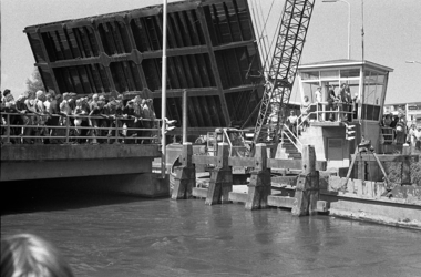 RJ000000724 Tijdens de marktspits komt een schip klem te zitten waardoor de Beemsterbrug 20 minuten geopend blijft. ...