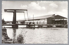 WAT001012420 Rechts veilingcomplex van Afslagvereniging B.P.O, (Beemster, Purmerend en omstreken) met links de Kooimanbrug