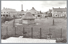 WAT001012434 Hertenkamp. Met op de achtergrond de schoorsteen van de melkfabriek Hollandia.