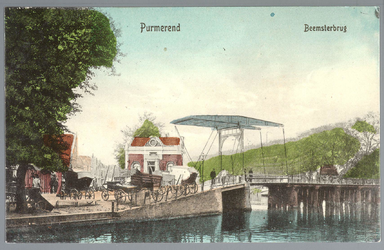 WAT001012446 In het midden de Beemsterbrug met links de brugwachterswoning oen op de achtergrond de Beemsterburgwal.