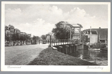 WAT001012454 Beemsterbrug met rechts de brugwachters woning en helemaal links een stukje van de Bierkade