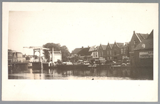 WAT001012459 Beemsterburgwal met links de Beemsterbrug en rechts de neerzetloods en het afslaggebouw van ...