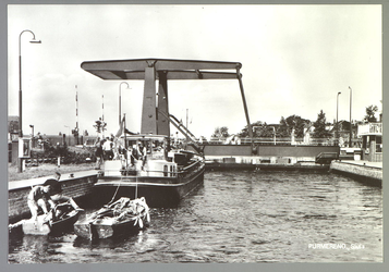 WAT001012688 Sluis te Purmerend, met op de achtergrond de nieuwe sluisbrug uit 1960