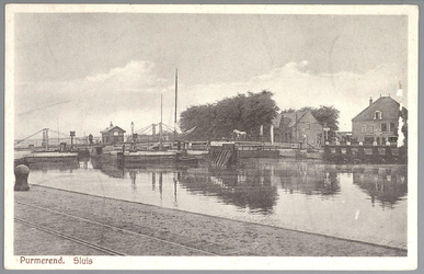 WAT001012668 Het Noordhollands Kanaal met op de voorgrond de Kanaalkade en rechts de Kom, aan de overkant de Kanaaldijk ...
