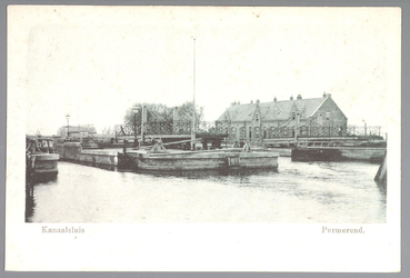 WAT001012671 Het Noordhollands Kanaal met rechts de Kom, aan de overkant de Kanaaldijk en op de achtergrond de sluis en ...