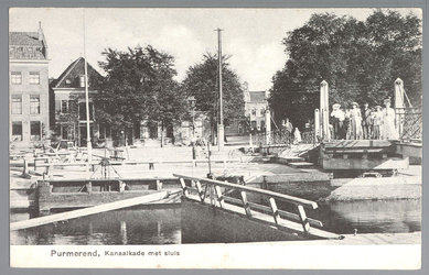 WAT001012672 Op de voorgrond de sluis en de houten sluisbrug. Op de achtergrond de Neckerdijk