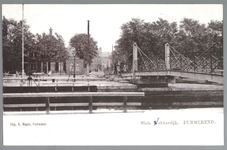 WAT001012674 Op de voorgrond de sluis en de houten sluisbrug. Op de achtergrond de Neckerdijk