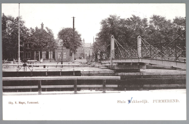 WAT001012674 Op de voorgrond de sluis en de houten sluisbrug. Op de achtergrond de Neckerdijk