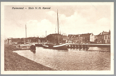 WAT001012675 Noord-Hollands Kanaal gezien vanaf de Kanaalkade met op de achtergrond het sluizencomplex