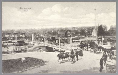 WAT001012676 Marktdag. Boeren transporteren hun koeien over de sluis. De sluis werd in 1819 voor fl.395.000 aanbesteed ...