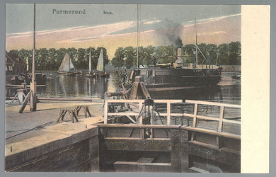 WAT001012678 Op de achtergrond de Kom met een vrachtschip
