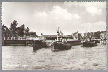 WAT001012684 Schepen varen de sluis uit.