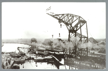 WAT001012685 Plaatsing van de nieuwe sluisbrug in 1938 met een hijskraan op een ponton van de werf Conrad Haarlem.