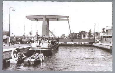 WAT001012686 Sluis te Purmerend, met op de achtergrond de nieuwe sluisbrug uit 1960
