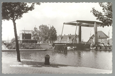 WAT001012687 Rechts de nieuwe sluisbrug uit 1960 met daarachter de Sluis