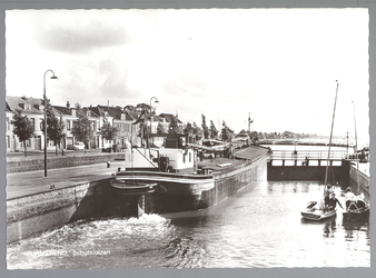 WAT001012689 Een schip vaart de Schutsluis uit.