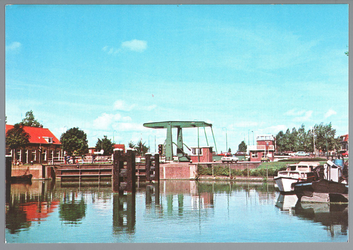 WAT001012690 In het midden de schutsluis met daarnaast de Beemsterbrug uit 1960