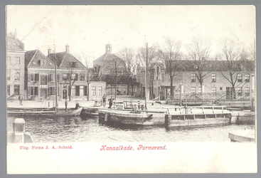 WAT001012693 Rechts de schutsluis en in het midden de Koepelkerk