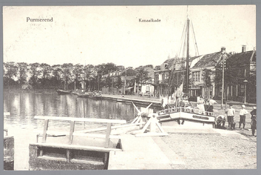 WAT001012696 De Schutsluis, met rechts een boot met de naam Marie Josephine