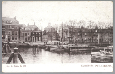 WAT001012701 Kanaalkade met in het midden de Koepelkerk en rechts de sluis. Op de Kanaalkade het kaaspakhuis van Stuijt